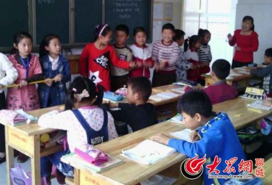 山东省聊城市的嘉明经济开发区第一实验小学二年级每周一节的“玩数学”课程。